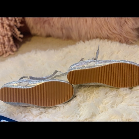 "Sparkly Silver Glamorous Chic!" Sz 6 as shown inside under cushion. - Picture 5 of 11